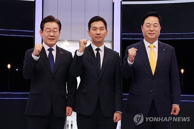 민주당 대표 후보 2차 토론회 (서울=연합뉴스) 김주성 기자 = 더불어민주당 이재명(왼쪽부터), 김지수, 김두관 대표 후보가 24일 밤 서울 여의도 KBS에서 2차 토론회를 시작하기에 앞서 기념촬영 하고 있다. 2024.7.24 utzza@yna.co.kr