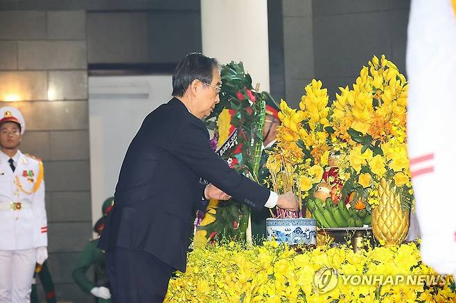 분향하는 한덕수 총리 (하노이=연합뉴스) 최재구 기자 = 한덕수 국무총리가 25일(현지시간) 베트남 하노이 국립장례식장에서 사망한 응우옌 푸 쫑 베트남 공산당 서기장을 조문하며 분향하고 있다. 2024.7.25 jjaeck9@yna.co.kr