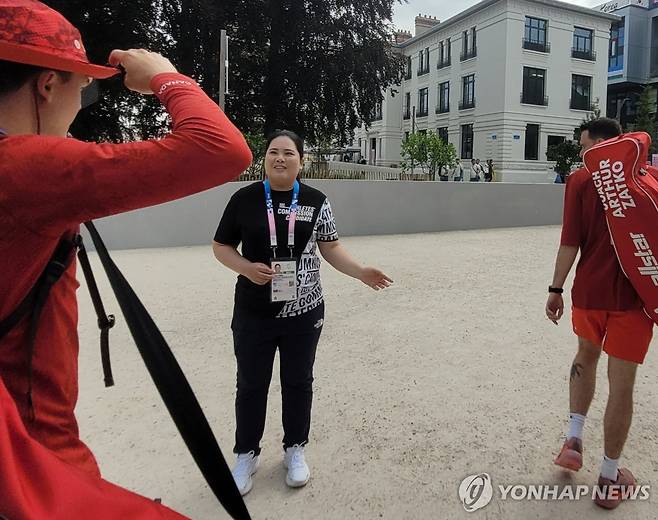 IOC 선수 위원 출마한 박인비 각국 선수들에게 홍보 활동 (파리=연합뉴스) 최송아 기자 = IOC 선수 위원 선거에 도전하고 있는 박인비가 25일 오전 파리 올림픽 빌리지에서 각국 선수들에게 홍보 활동을 하고 있다. 2024.7.25 songa@yna.co.kr