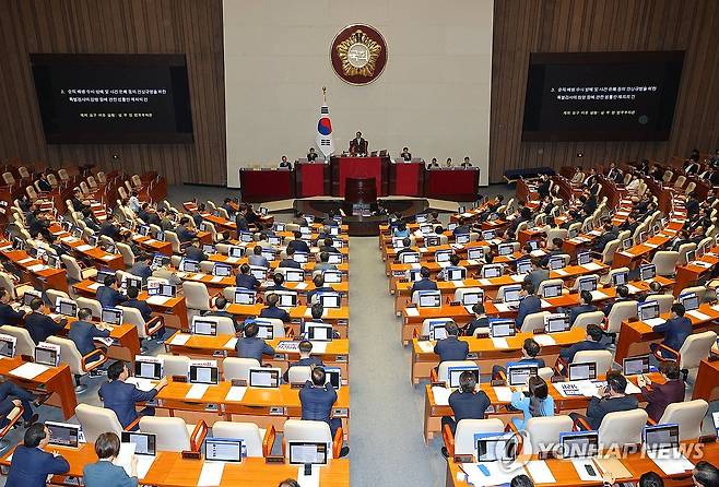 '채상볍특검법' 재의결 안건 상정 (서울=연합뉴스) 한종찬 기자 = 우원식 국회의장이 25일 서울 여의도 국회에서 열린 본회의에서 '채상병특검법' 재의결 안건을 상정하고 있다. 2024.7.25 saba@yna.co.kr