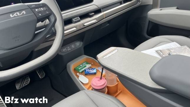 기아 EV3 1열 슬라이딩 콘솔 테이블 아래로 수납공간이 위치한다./사진=정민주기자
