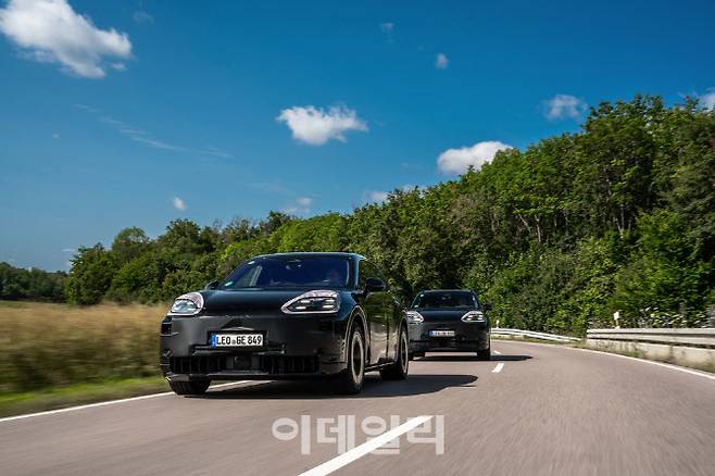 포르쉐 카이엔이 내년 4세대 신형 순수 전기 SUV로 출시될 예정이다. 위장막으로 가린 카이엔의 첫 번째 프로토타입이 이미 까다로운 테스트를 진행 중이다.