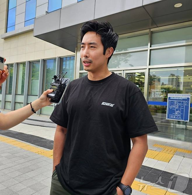 26일 오전 10시 40분쯤 수원지법 앞에서 만난 해군 대위 출신 유튜버 이근 씨가 취재진을 만나 인터뷰를 하고 있다. 2024.7.26/뉴스1 ⓒ News1 김기현 기자