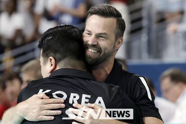 25일(현지시각) 프랑스 파리 사우스 파리 아레나6에서 열린 2024 파리 올림픽 핸드볼 예선 대한민국 대 독일의 경기, 23-22로 승리한 헨릭 시그넬 감독이 기뻐하고 있다. 사진┃파리=뉴시스