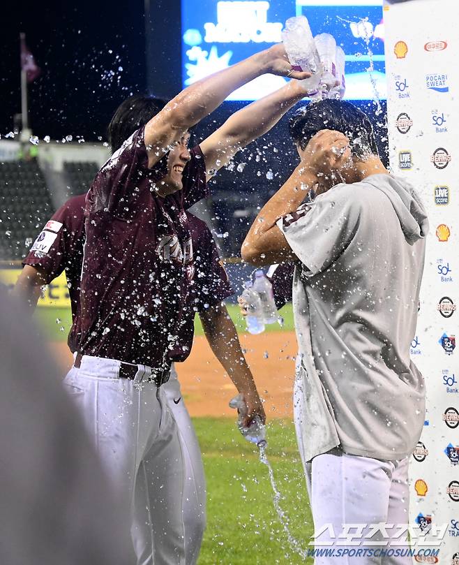 25일 잠실야구장에서 열린 키움과 두산의 경기, 키움이 6대1로 승리했다. 데뷔 첫 승을 거둔 키움 김윤하가 물세례를 받고 있다. 잠실=허상욱 기자 wook@sportschosun.com/2024.07.25/