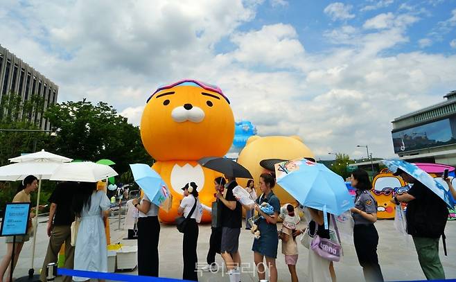 광화 워터파크 입장을 위해 줄 서 있는 사람들