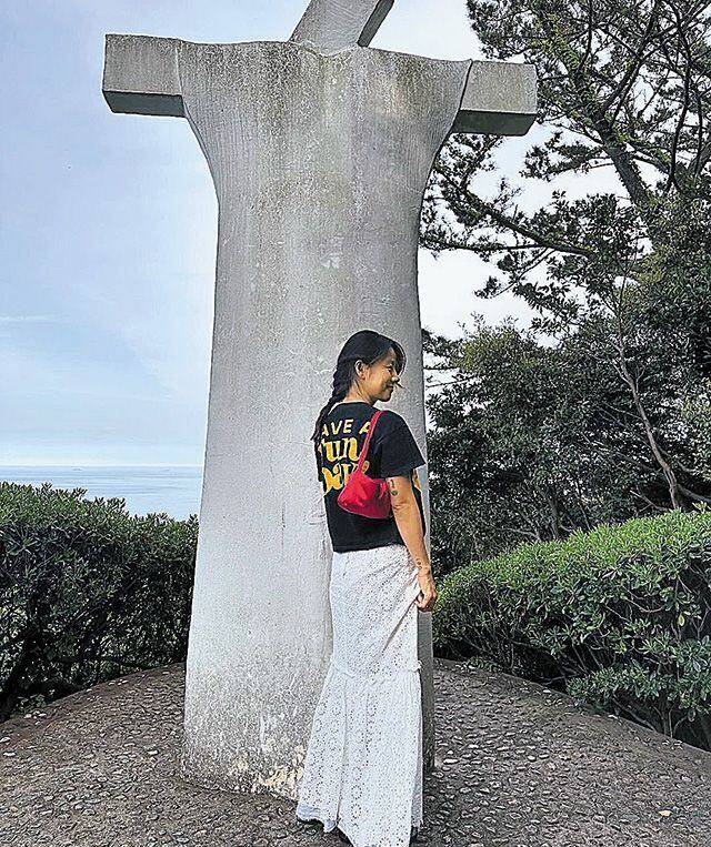 화이트 롱 스커트와 티셔츠를 매치시킨 이효리./이효리 인스타그램