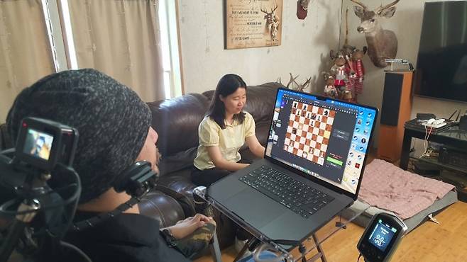 뉴럴링크 첫 임상시험 참가자 놀란드 아르보 씨(왼쪽)와 기자의 체스 대결. 아르보 씨는 뉴럴링크 칩을 이용해 생각만으로 체스 말을 원하는 위치에 정확하게 옮겼다. 과학동아 제공