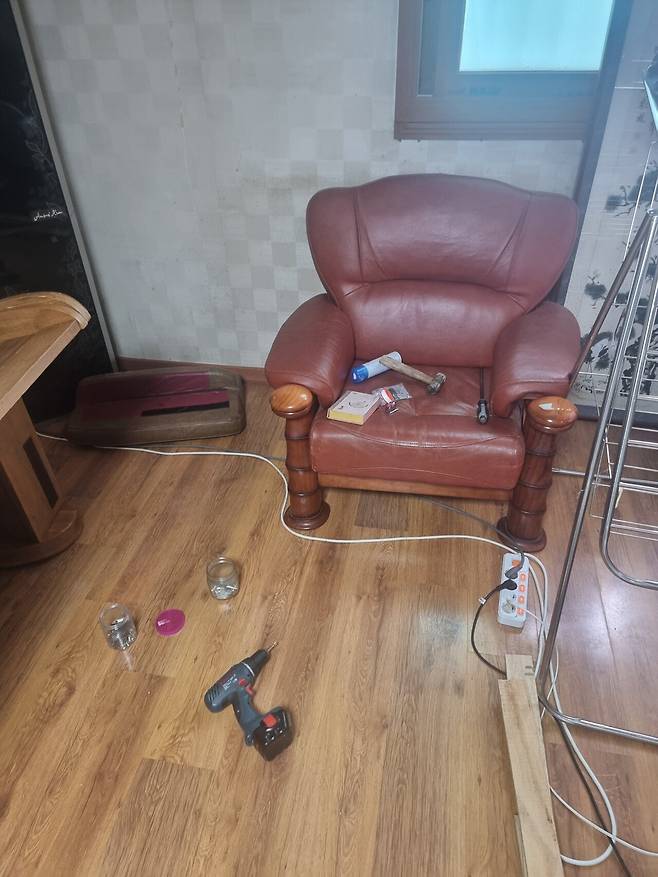 부모님집 쇼파 박살내서 수리중