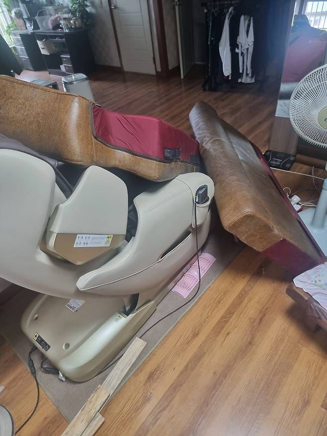 부모님집 쇼파 박살내서 수리중