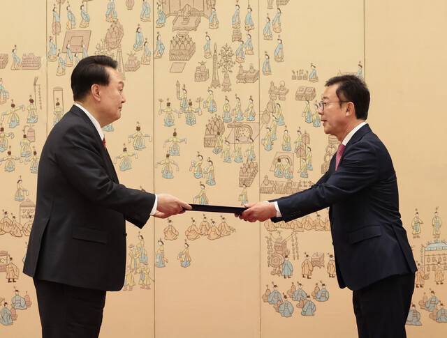 윤석열 대통령이 지난 4월24일 서울 용산 대통령실 청사에서 홍철호 신임 정무수석비서관에게 임명장을 수여하고 있다. 연합뉴스