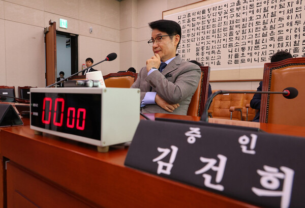 26일 국회 법제사법위원회에서 열린 ‘윤석열 대통령 탄핵소추안 발의 요청\' 국민동의 청원 2차 청문회에서 김건희 여사 증인석 옆에 최재영 목사가 앉아있다. 연합뉴스