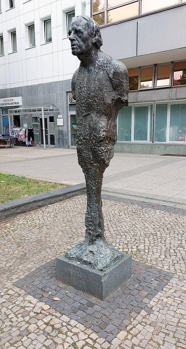 독일에 있는 하인리히 뵐의 동상. 위키미디어 커먼스