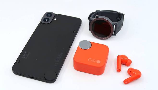 CMF 버즈 프로 2와 CMF 폰 1, CMF 워치 프로 2 / 출처=IT동아