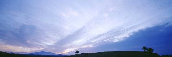 김영갑이 촬영한 제주 중산간. 구름언덕. [사진 김영갑 갤러리]