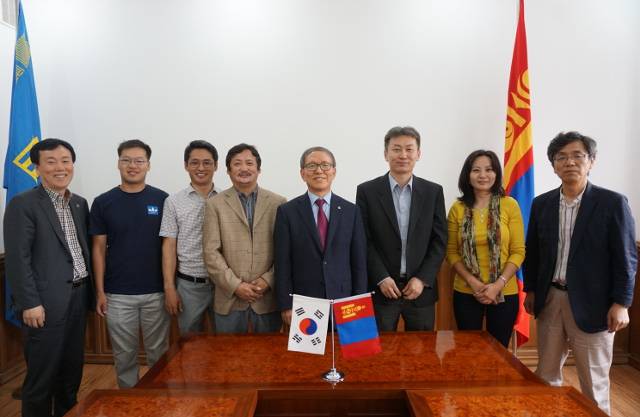 윤여표(오른쪽 네 번째) 전 충북대 총장이 몽골 대학과의 업무협약을 체결하고 기념촬영을 하고 있다. 윤 전 총장 제공