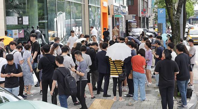 싱가포르 기반의 전자상거래(이커머스) 플랫폼 큐텐 계열사인 위메프와 티몬 정산 지연 사태가 점차 확산되자 25일 서울 강남구 티몬 본사 앞에서 피해자들이 직원 면담을 요구하며 모여 있다. [이승환 기자]