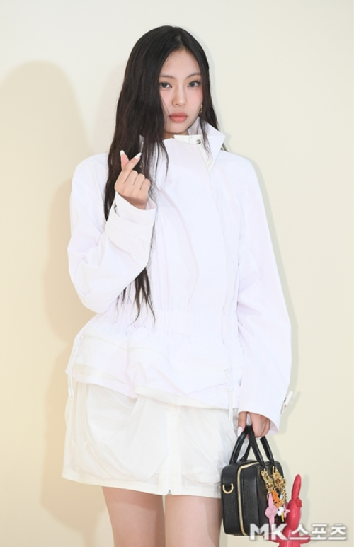 뉴진스 혜인이 포토월에서 포즈를 취하고 있다.