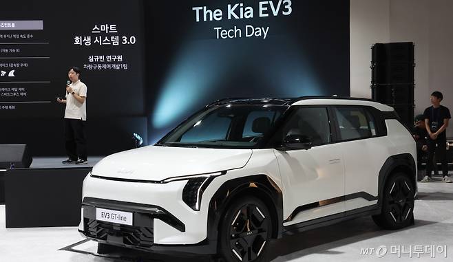 지난 16일 서울 광진구 파이팩토리에서 열린 'The Kia EV3 Tech Day' 행사에서 담당 연구원이 스마트 회생 시스템에 대해 설명을 하고 있다./사진=뉴스1