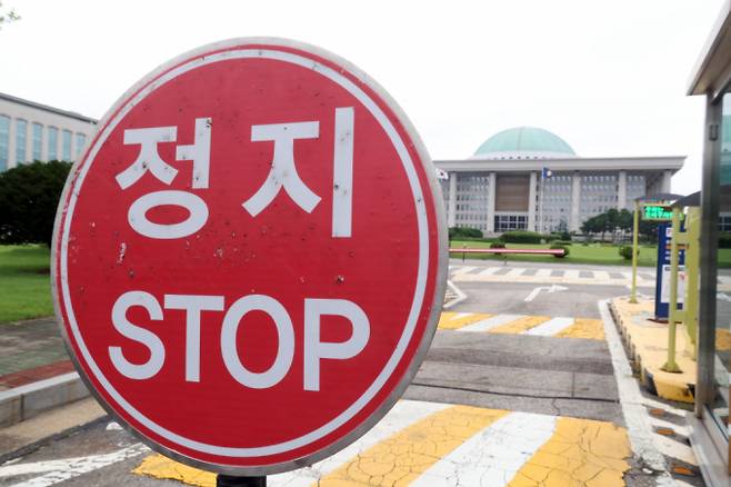 사진은 서울 여의도 국회의사당 앞에 정지 표지판/사진=뉴시스