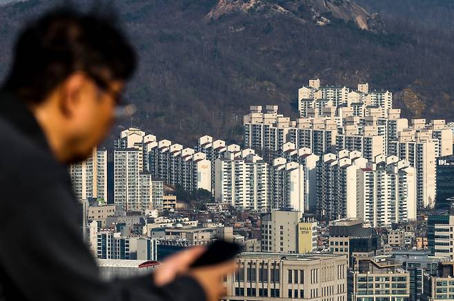 정부가 지난 25일 내놓은 세법개정안 혼인과 인구감소지역에 관한 특례에 대해 전문가들은 저출생과 지방소멸, 미분양에 대응하는 개정안이라는 점에서 긍정 평가를 했지만 집값과 미분양, 저출생에 실효성 있는 정책으로 보기는 어렵다고 전망했다. 사진은 서울 중구 남산 전망대를 찾은 시민이 서울시내 아파트를 바라보는 모습. /사진=뉴시스