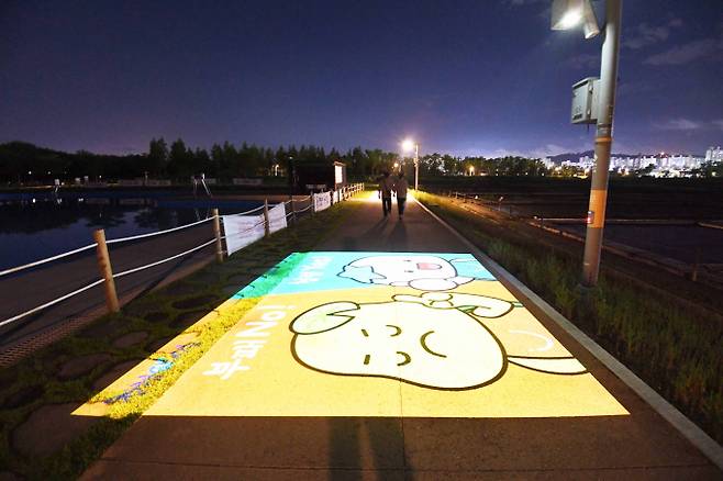 낮과는 또다른 매력을 가지고 있는 여름밤의 시흥 갯골생태공원의 풍경. / 사진제공=시흥시