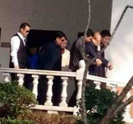 장쩌민 전 중국 국가주석(왼쪽에서 다섯 번째)이 부축을 받으며 하이난 섬의 둥산 산 중턱에 위치한 한 사찰로 걸어가고 있다. VOA 홈페이지 캡처