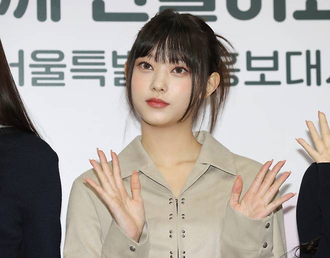 걸그룹 뉴진스의 해린이 '서울특별시 홍보대사 감사패 수여 및 위촉식'에 앞서 포즈를 취하고 있다. [연합]