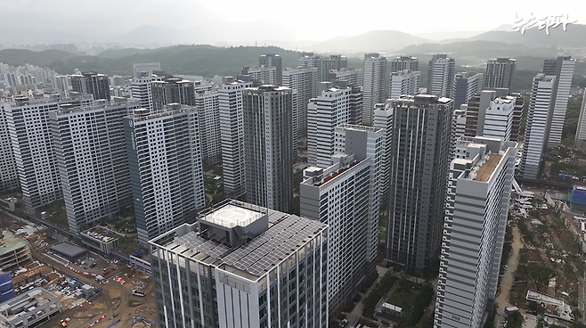 △ 서울 강동구에 위치한 둔촌주공아파트('올림픽파크 포레온') 재건축 현장 전경.