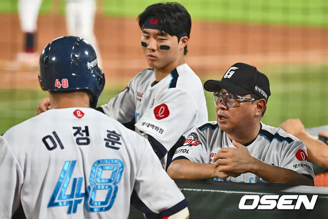 [OSEN=부산, 이석우 기자] 25일 부산 사직야구장에서 2024 신한 SOL 뱅크 KBO 리그 롯데 자이언츠와 LG 트윈스의 경기가 열렸다. 홈팀 롯데는 김진욱이 선발 출전하고 LG 트윈스는 최원태가 선발 출전했다.롯데 자이언츠 김태형 감독이 연장 10회말 2사 1,2루 손성빈 대신 이정훈을 대타로 내며 얘기를 하고 있다. 2024.07.25 / foto0307@osen.co.kr