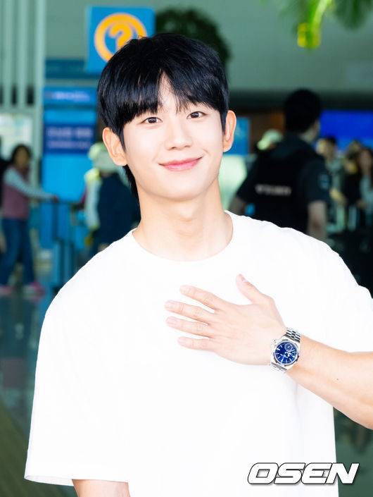 [OSEN=인천, 박준형 기자] 배우 정해인이 18일 오전 인천국제공항을 통해 제77회 칸 국제 영화제(Cannes Film Festival)&nbsp;참석 차 프랑스 칸으로 출국했다.배우 정해인이 출국에 앞서 포즈를 취하고 있다.   2024.05.18 / soul1014@osen.co.kr