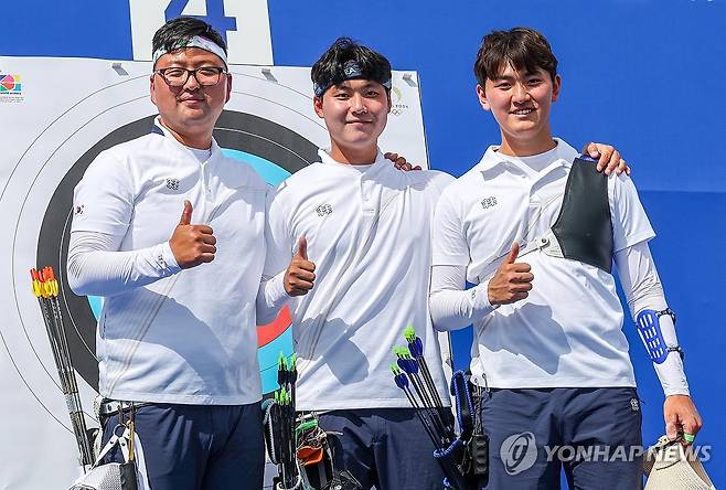 한국 남자 양궁 대표팀이 2024 파리 올림픽에서 좋은 출발을 드러냈다. 김우진, 이우석, 김제덕으로 구성된 남자 양궁 대표팀은 25일 프랑스 파리 래쟁발리드에서 열린 2024 파리 올림픽 양궁 남자 랭킹라운드에서 상위권을 휩쓸었다. 김우진이 1위, 김제덕이 2위를 차지했고, 이우석은 김제덕에 1점 뒤졌으나 같은 점수를 기록한 다른 나라 선수들에 10점 수가 뒤져 5위를 차지했다. 남자대표팀 선수들이 랭킹라운드 직후 포즈를 취하고 있다. 연합뉴스