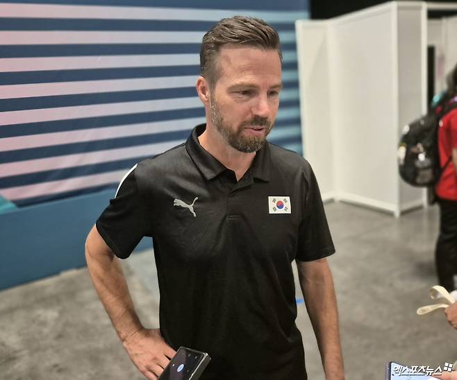 헨리 시그넬 대한민국 여자 핸드볼 국가대표팀 감독이 25일(현지시간)&nbsp;프랑스 파리의 사우스 파리 아레나6에서 열린 2024 파리 올림픽 핸드볼 여자부 조별리그 A조 1차전에서 독일을 23-22로 꺾은 뒤 믹스트존 인터뷰를 하고 있다. 사진 엑스포츠뉴스