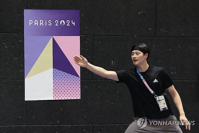 파리, 안녕 (파리=연합뉴스) 신준희 기자 = 2024 파리올림픽 개막을 이틀 앞둔 24일 오후(현지시간) 펜싱 남자 사브르에 출전하는 오상욱이 훈련을 하고 있다. 2024.7.25 hama@yna.co.kr