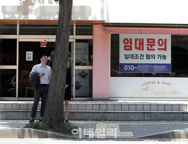 한 상가에 임대 안내판이 부착되어 있다.(사진=김태형 기자)