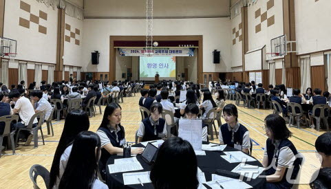 빛가람중(교장 주명숙)- 15,16일 학생‧학부모‧교사 650명이 참여하는 '2024 빛가람중 교육주체대토론회'를 개최했다. 토론회는 학교 규칙‧문화‧생활, 사회 현안에 대한 참석자들의 의견을 수렴, 학교 운영에 반영하기 위해 마련됐다.(전남교육청 제공)/뉴스1