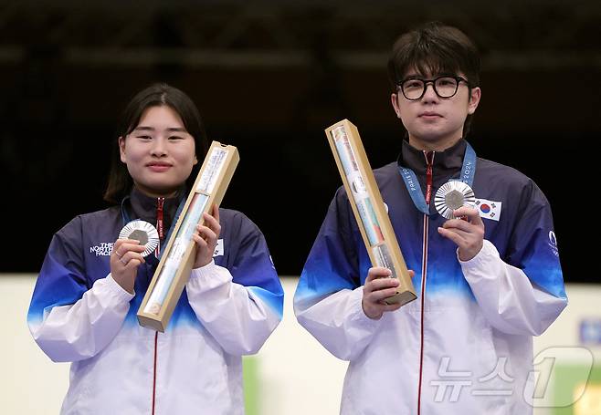 금지현·박하준(오른쪽)이 27일(현지시간) 프랑스 샤토루 슈팅 센터에서 열린 2024 파리올림픽 사격 공기소총 10m 혼성 단체 시상식에서 은메달을 목에 걸고 기념촬영을 하고 있다. 2024.7.27 ⓒ 로이터=뉴스1