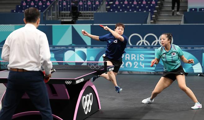 ‘프로 대 프로, 봐주기는 없다’     (파리=연합뉴스) 김도훈 기자 = 25일(현지시간) 2024 파리 올림픽 탁구 경기장인 사우스 파리 아레나4에서 열린 한국 탁구팀 훈련에서임종훈-신유빈이 선수들 격려차 방문한 유승민 대한탁구협회 회장 겸 국제올림픽위원회(IOC) 선수위원과 연습을 하고 있다. 2024.7.25     superdoo82@yna.co.kr (끝)   <저작권자(c) 연합뉴스, 무단 전재-재배포, AI 학습 및 활용 금지>