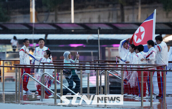 2024 파리 올림픽 개회식이 열린 26일(현지시각) 프랑스 파리 센강에서 북한 선수단이 보트를 타고 개회식장인 트로카데로 광장을 향해 수상 행진을 하고 있다. 사진┃파리=뉴시스