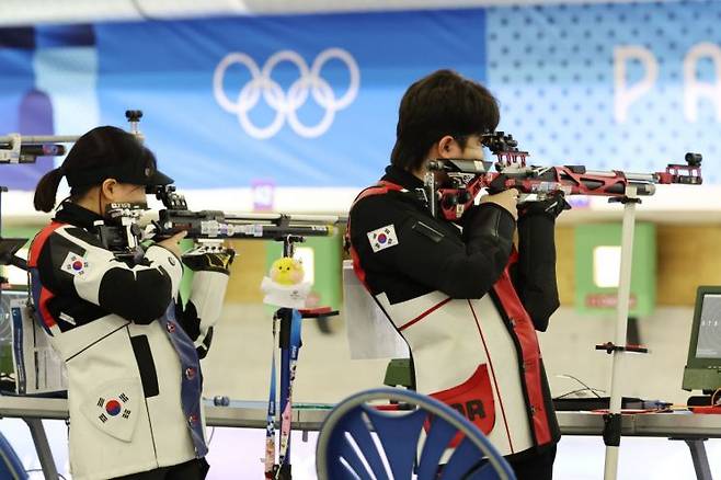 27일(현지시간) 프랑스 샤토루 슈팅 센터에서 열린 2024 파리올림픽 사격 공기소총 10m 혼성 본선에 출전한 박하준과 금지현이 과녁을 조준하고 있다. [이미지출처=연합뉴스]