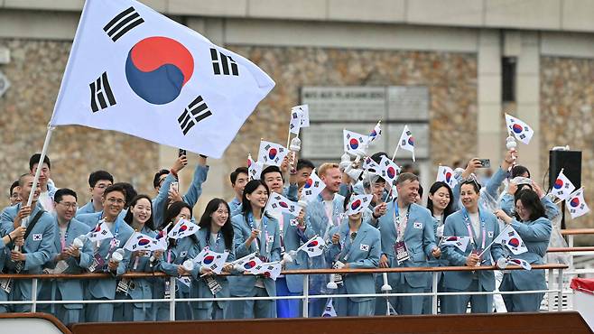 26일 열린 2024년 파리 하계 올림픽 개막식에 한국선수단이 배를 타고 입장하고 있다./AFP 연합뉴스