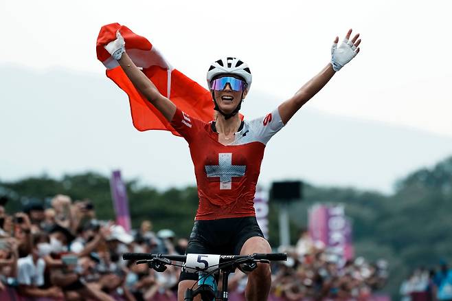 지난 2021년 일본에서 열린 도쿄올림픽 여성 MTB 종목에서 금메달을 딴 욜란드 네프 선수. 올해 올림픽이 열리는 프랑스는 세계에서 가장 인기 있는 자전거 대회 '투르 드 프랑스'를 주최하는 곳이다. 이번 올림픽에서도 사이클 종목에 대한 관심이 크다./AP 연합뉴스