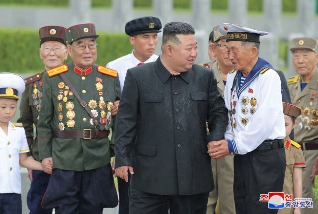 김정은 조선노동당 총비서 겸 국무위원장은 26일 오전 ‘전쟁노병들’과 함께 ‘조국해방전쟁참전렬사묘’를 찾았다고 27일 노동신문이 보도했다. 조선중앙통신 연합뉴스