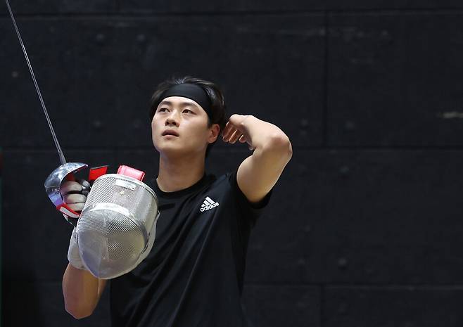 2024 파리올림픽 개막을 이틀 앞둔 24일 오후(현지시간) 펜싱 남자 사브르에 출전하는 오상욱이 훈련을 하고 있다. 파리/연합뉴스