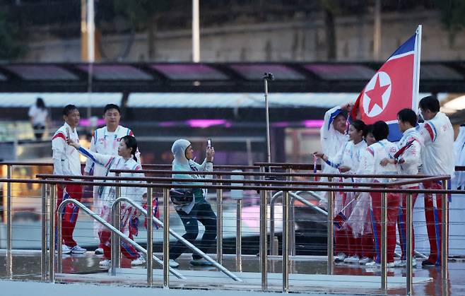 <yonhap photo-3116=""> 파리올림픽 추억 기록하는 북한 선수단 (파리=연합뉴스) 황광모 기자 = 2024 파리 올림픽 개회식이 열린 26일(현지시간) 프랑스 파리 센강에서 개막식장인 트로카데로 광장을 향하는 보트를 탄 북한 선수단이 기념촬영하고 있다. 2024.7.27 hkmpooh@yna.co.kr/2024-07-27 04:46:51/ <저작권자 ⓒ 1980-2024 ㈜연합뉴스. 무단 전재 재배포 금지, AI 학습 및 활용 금지></yonhap>