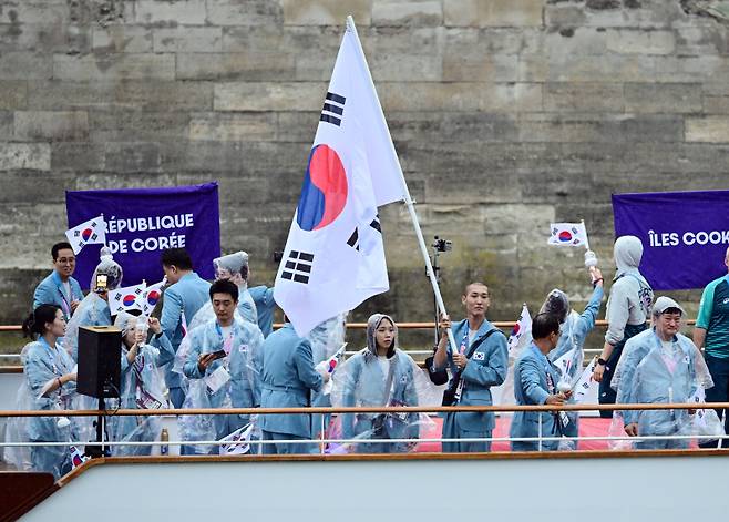 <yonhap photo-2701="">2024 파리 올림픽 개회식이 열린 26일(현지시간) 프랑스 파리 센강에서 대한민국 선수단의 기수 우상혁(오른쪽)과 김서영이 보트를 타고 트로카데로 광장을 향해 수상 행진을 하고 있다. 사진=연합뉴스</yonhap>