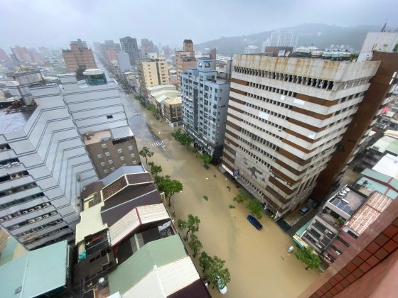 물에 잠긴 남부 가오슝 지역. AFP=연합