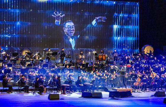 지난해 10월 세종문화회관에서 열린 ‘동서양 100인조 오케스트라’ 공연 모습. 박종근 기자