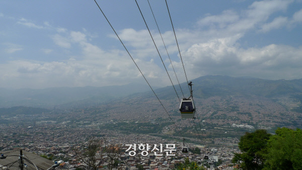 콜롬비아 메데인 산토도밍고역에서 바라본 도심과 케이블카. 정희완 기자(2016년 촬영)