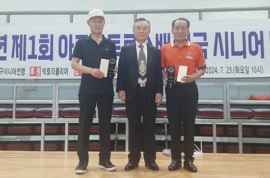 제1회 아르크투루스배 전국시니어당구대회에선 최무남과 윤세호가 공동3위에 올랐다. 시상식에스 포즈를 취한 (왼쪽부터) 최무남. 양춘수 회장, 윤세회. (사진=대한당구시니어연맹)